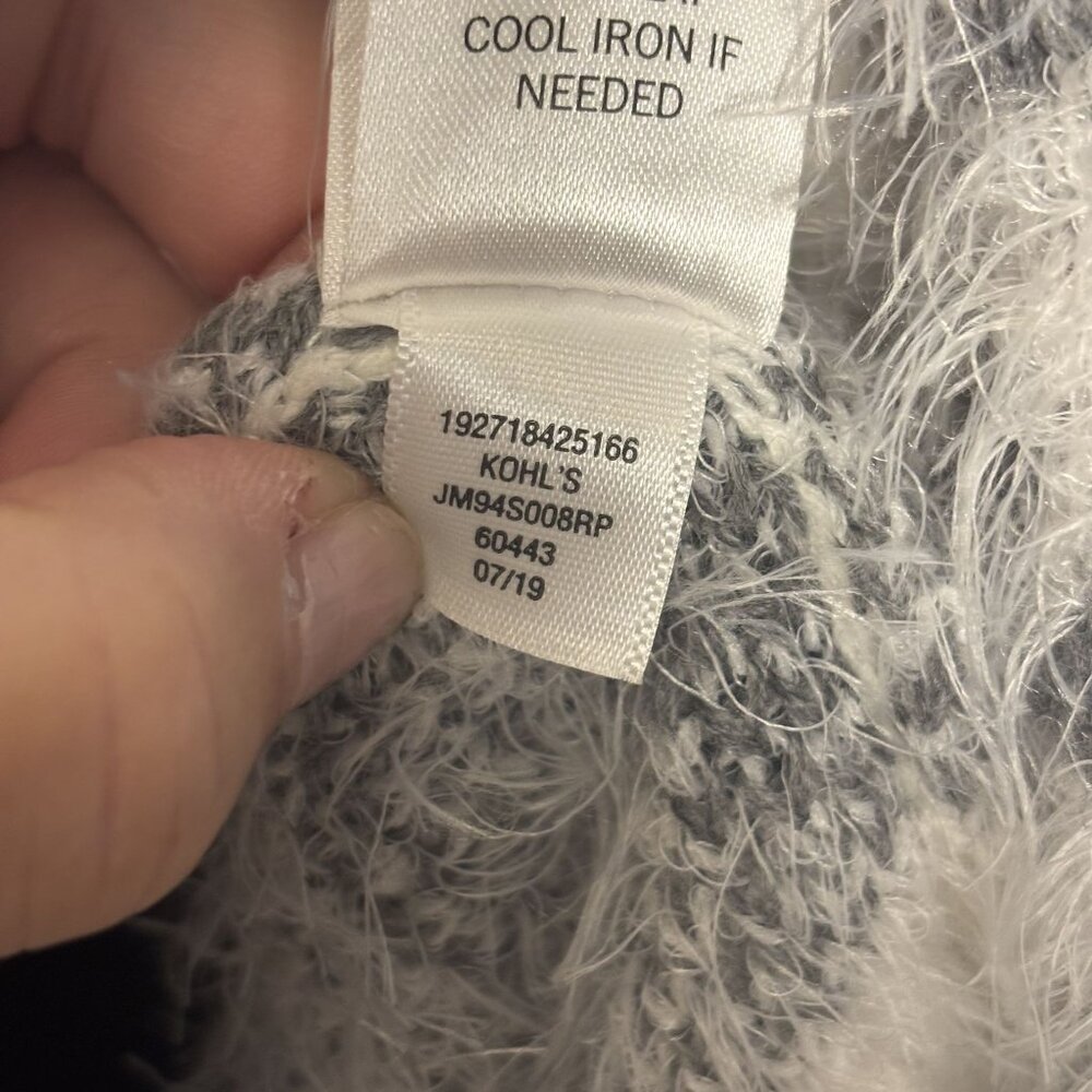 Houndstooth Fuzzy Sweater By Mudd Gray & White Soft Knit Pullover Size Small - Picture 7 of 7